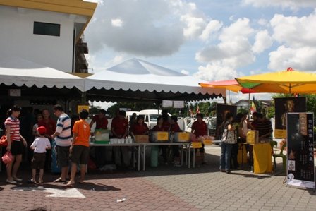 素食义卖会密宗团摊位。