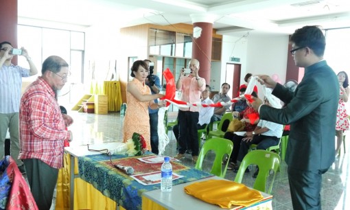 一对新人将红白曼达交叉成结。