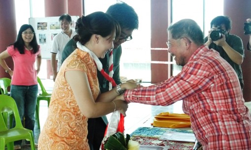 林钰堂上师将红白曼达缠绕住新人双手。