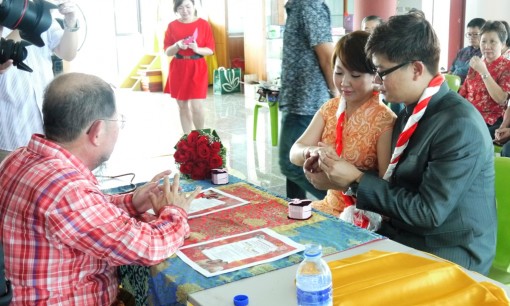 新人交换戒指。