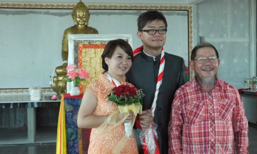 林钰堂上师与一对新人于佛前合影。