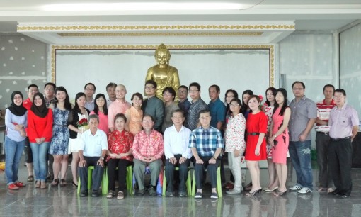 林钰堂上师与新人及家属、亲戚、朋友及佛友们合影。