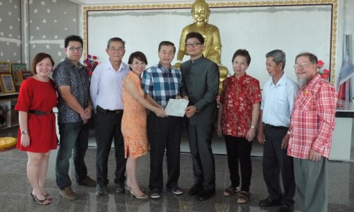 与居士林助理婚姻注册官拿督斯里蔡展文合照。